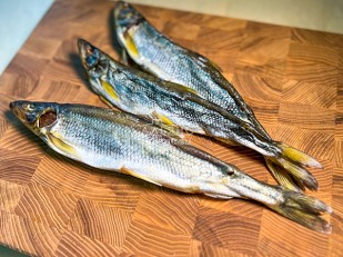 Арахис в глазури со вкусом холодец и хрен: Корюшка без икры вяленая ГОСТ (крупная)