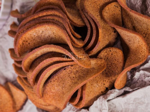 Минтай солёно-сушёный (рваный): Ресторанные гренки с креветкой